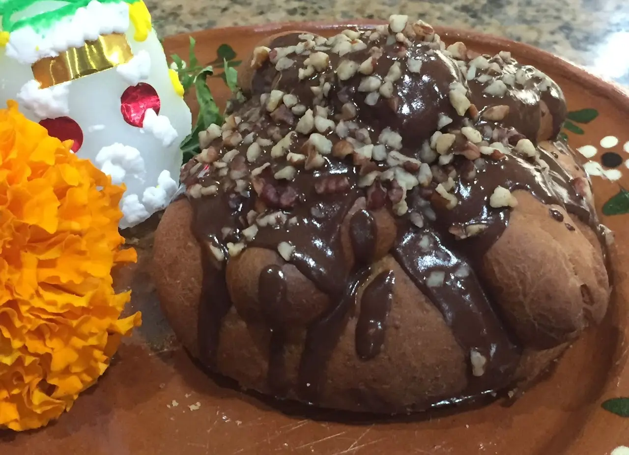 Pan de Muerto Cubierto Chocolate y Nuez